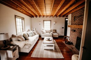 Una televisión, una chimenea, un reproductor de DVD, un futbolín