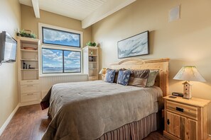 2 bedrooms, Internet, bed sheets - Ski-In/Ski-Out Condo with Sweeping Slopeside Views! (Steamboat Springs)