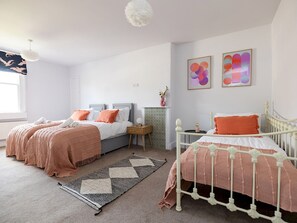 4 bedrooms, iron/ironing board, free WiFi, bed sheets