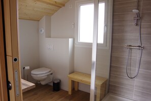 Douche, sĂšche-cheveux, savon, papier toilette