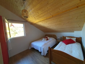 3 slaapkamers, een strijkplank/strijkijzer, reisbedje, gratis wifi