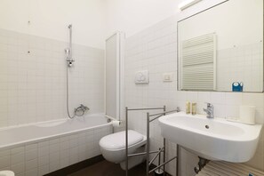 Duschwanne, Haartrockner, Bidet, Handtücher
