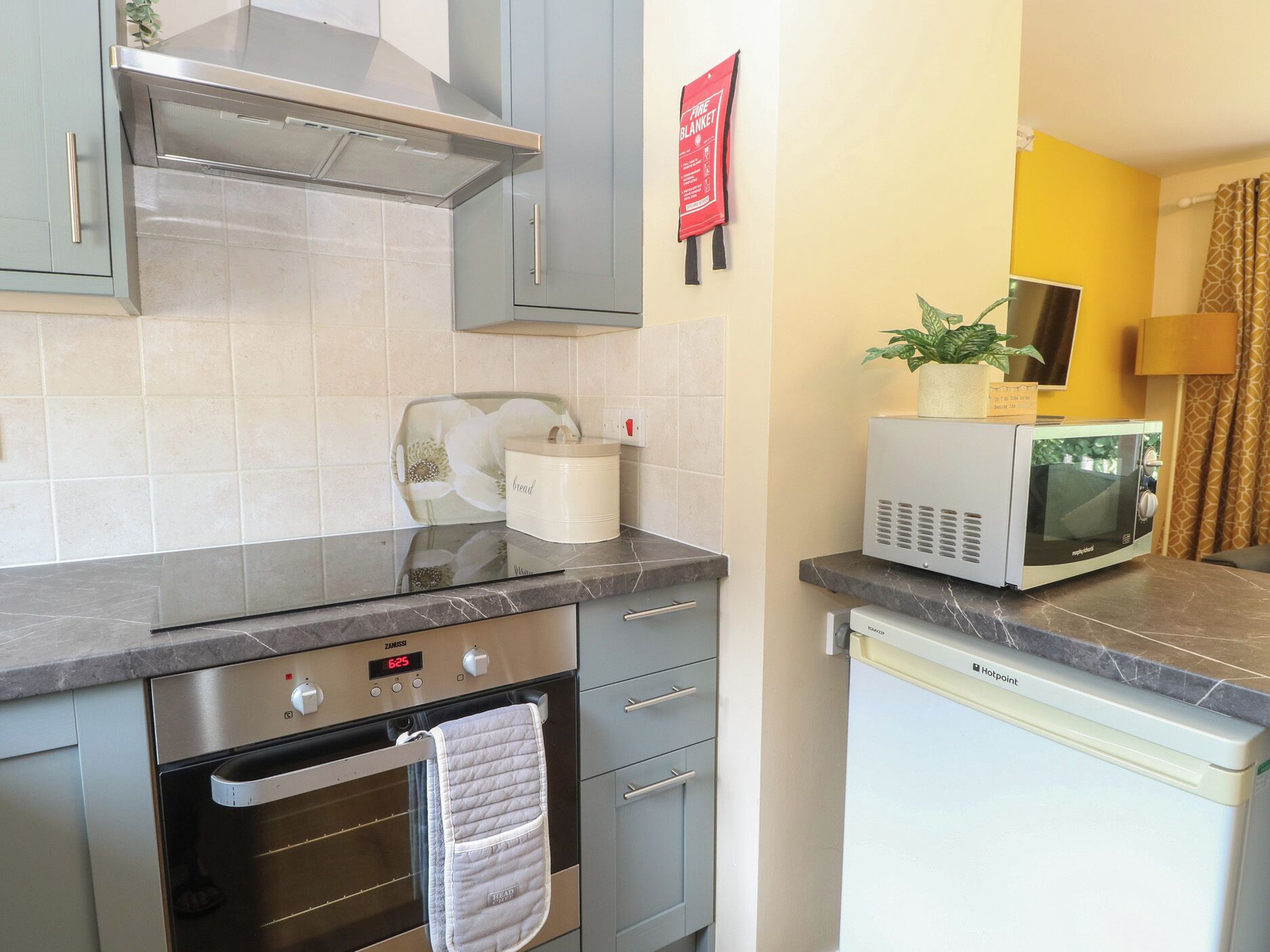 Cottage | Privékeuken | Een koelkast, een vaatwasser, een waterkoker, een broodrooster