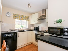 Geladeira, lava-louças, chaleira elétrica, torradeira