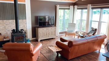 Smart TV, fireplace, books, stereo