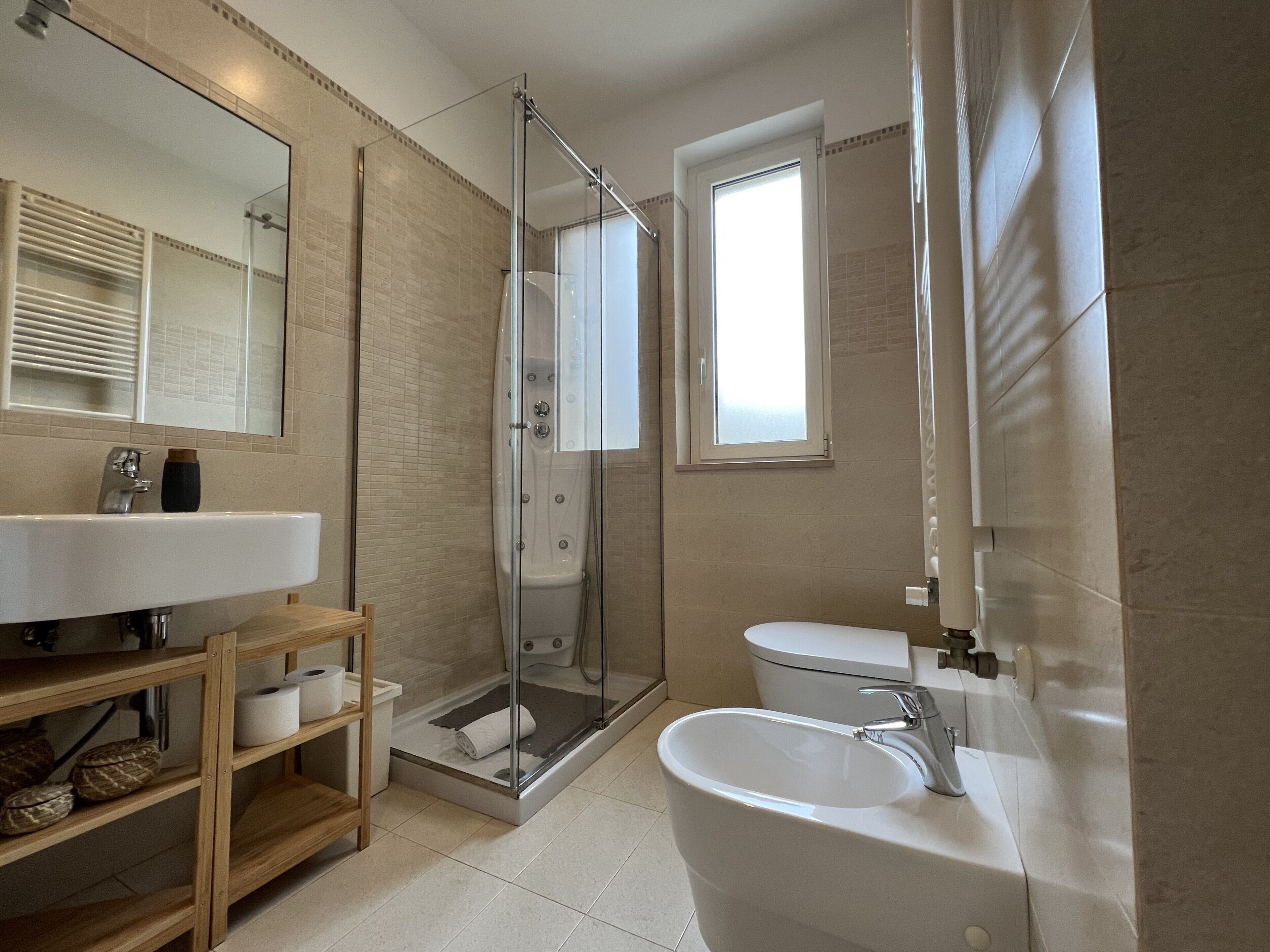 Doccia, asciugacapelli, bidet, asciugamani