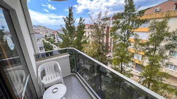City Triple Room | Minibar, blackout drapes, free WiFi, bed sheets