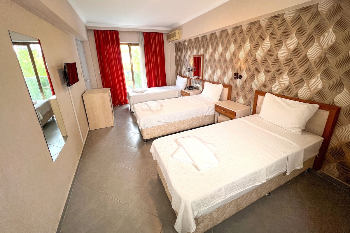 City-Dreibettzimmer | Minibar, Verdunkelungsvorhänge, kostenloses WLAN, Bettwäsche