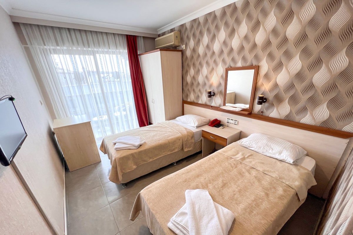 City-Zweibettzimmer | Minibar, Verdunkelungsvorhänge, kostenloses WLAN, Bettwäsche