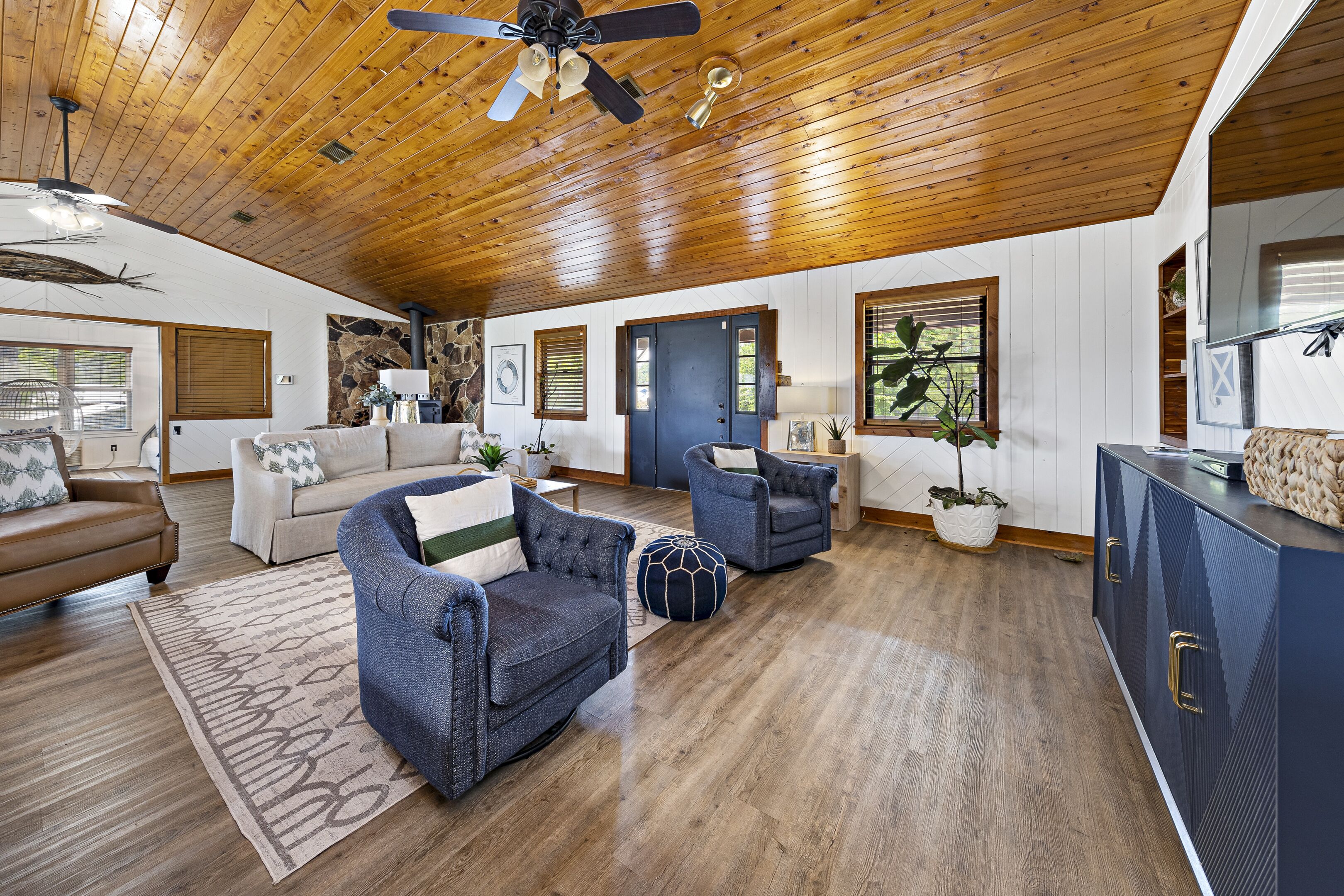 FANTASTIC SPECIALS-Charming Bay Front in Elberta, AL-2 BOAT SLIPS-SLEEPS 12