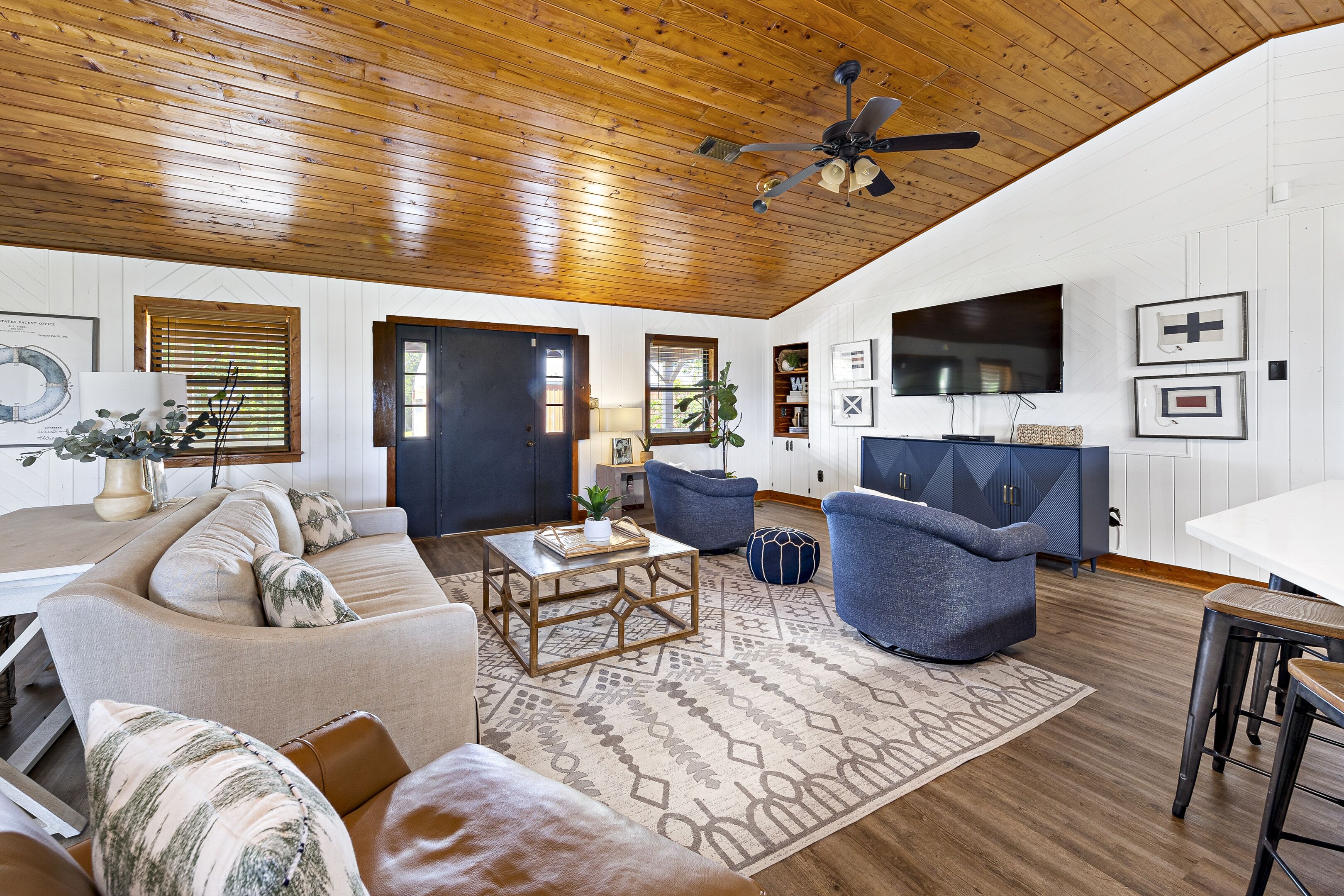 FANTASTIC SPECIALS-Charming Bay Front in Elberta, AL-2 BOAT SLIPS-SLEEPS 12