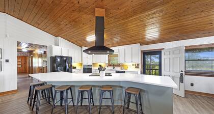Fantastic Specials-Charming Bay Front in Elberta, AL-2 Boat Slips-Sleeps 12