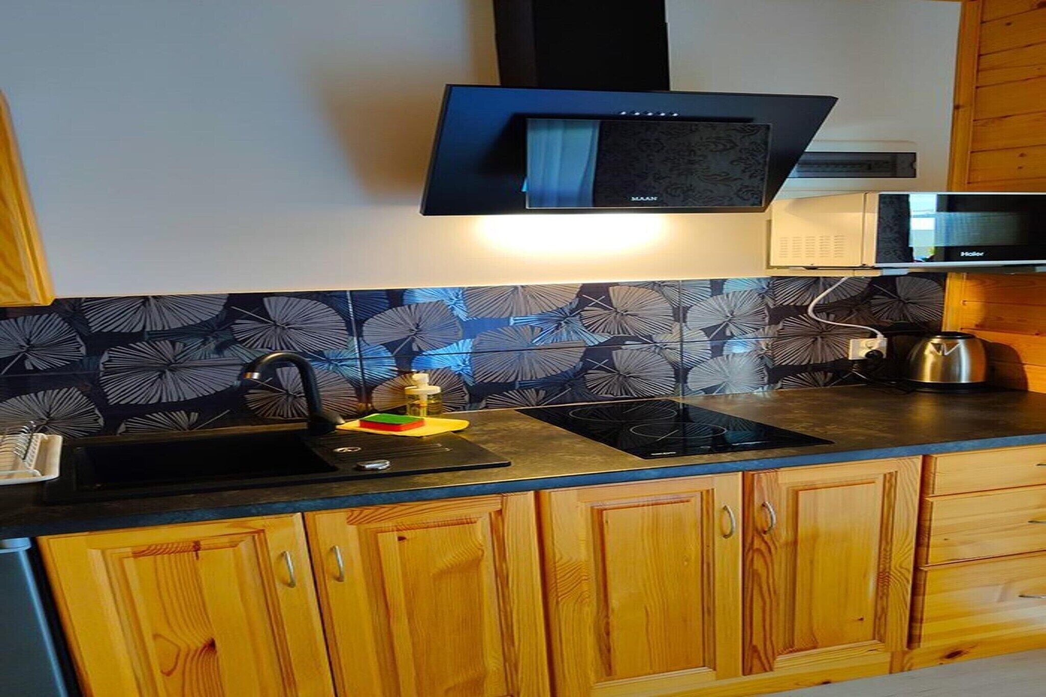 Frigorífico, microondas, placa de cocina y trona infantil