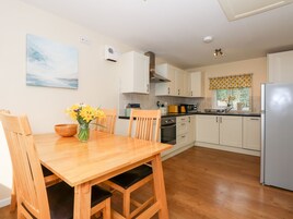 Geladeira, lava-louças, talheres/pratos/utensílios de cozinha