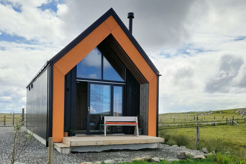 NORTH LIGHT STUDIO, pet friendly in Lochmaddy, North Uist