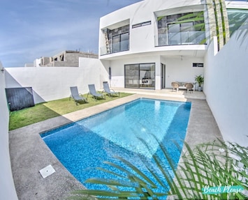 Large private pool!