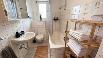 Haartrockner, Bidet, Handtücher, Seife