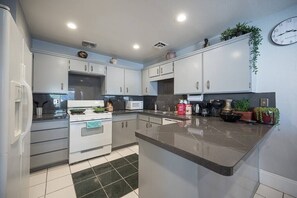 Kjøleskap, mikrobølgeovn, ovn og kokeplater