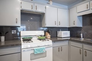 Refrigerador, microondas, horno y parrilla de estufa