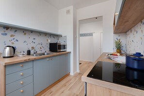 Apartamento, 1 quarto, sacada | Cozinha privada | Micro-ondas, chaleira elétrica, talheres/pratos/utensílios de cozinha