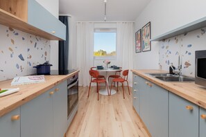 Apartamento, 1 quarto, sacada | Cozinha privada | Micro-ondas, chaleira elétrica, talheres/pratos/utensílios de cozinha