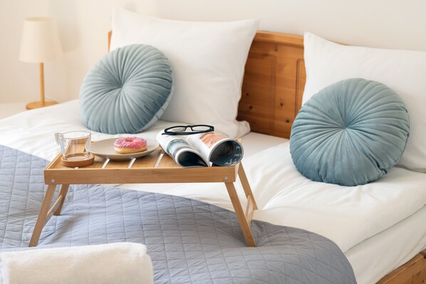 1 quarto, escrivaninha, roupa de cama