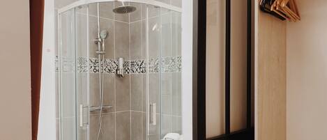 Comfort Room - Les Ombelles | Badkamer | Een douche, een haardroger, handdoeken, zeep
