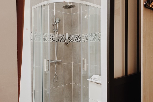 Comfort Room - Les Ombelles | Bathroom | Shower, hair dryer, towels, soap