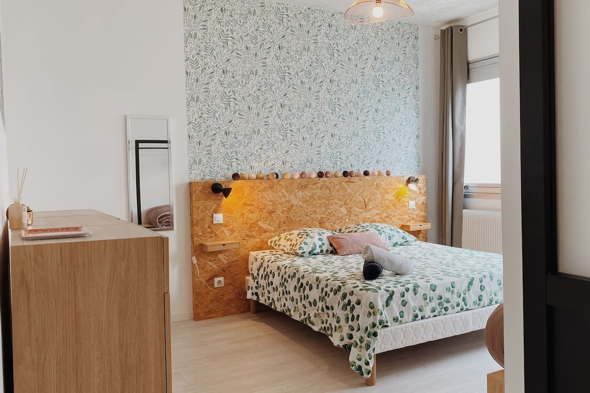 1 bedroom, desk, laptop workspace, blackout drapes