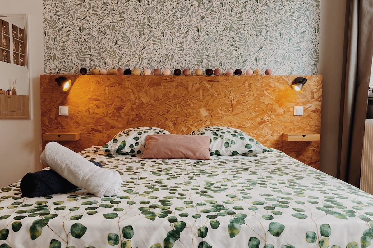 1 quarto, individualmente mobiliados, escrivaninha