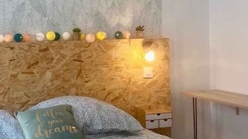 Quarto superior, 1 cama Queen | 1 quarto, escrivaninha, espaço de trabalho para notebook