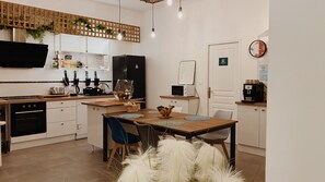 Private rental - 6 rooms | Fælleskøkken | Køleskab på fællesareal, spisebord