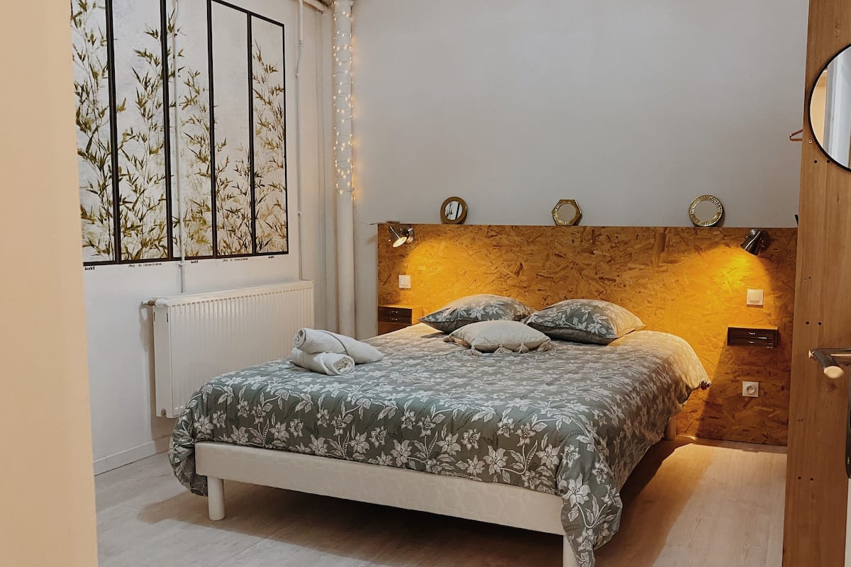 Standard Double Room | 1 bedroom, desk, laptop workspace, blackout drapes