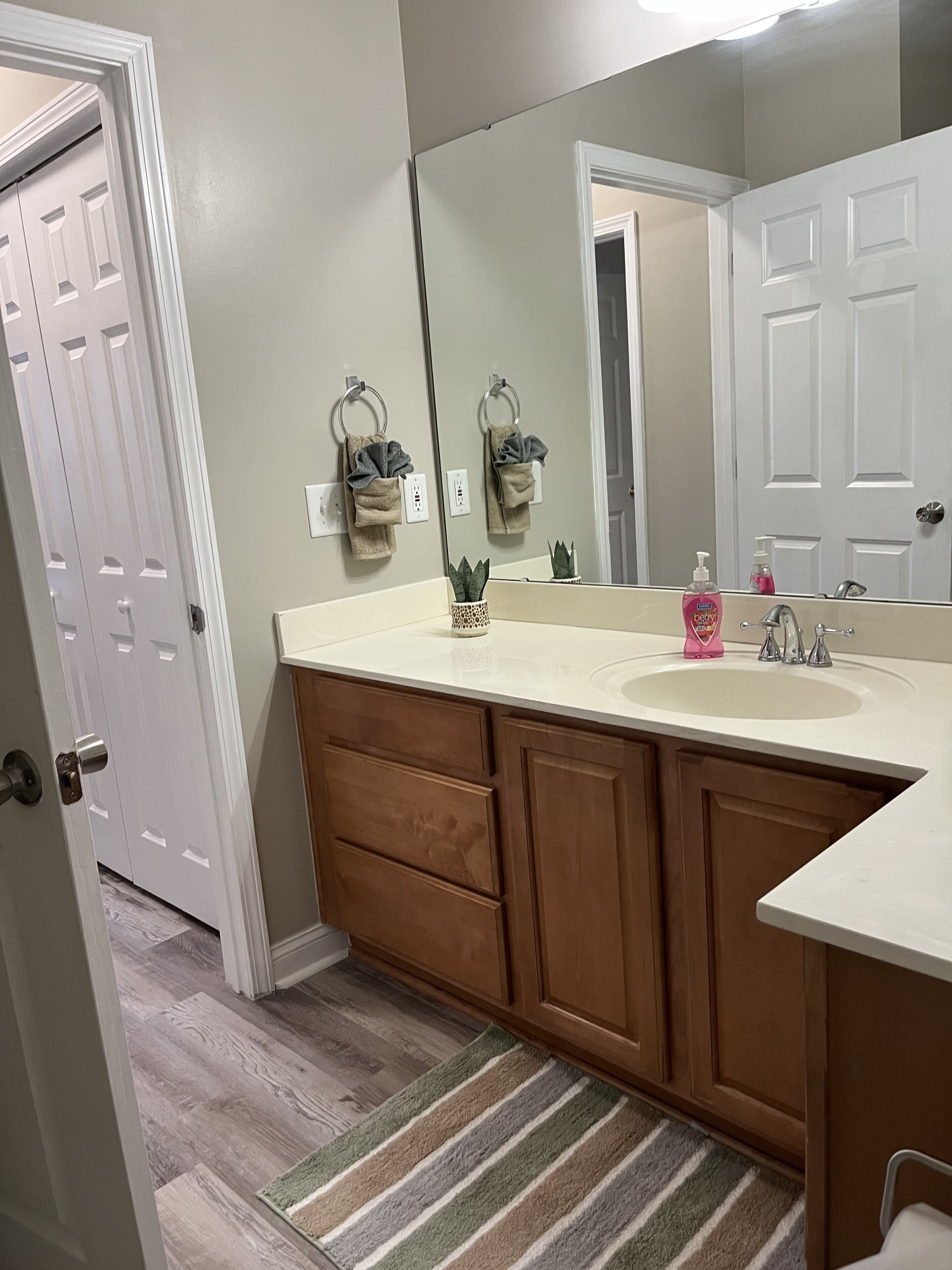 Condo 3BR 2BA with Community pool in Gated Community