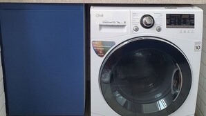 A compact laundry area with a washing machine and a sink. - Apto na Pampulha próximo ao Mineirão  (Belo Horizonte)