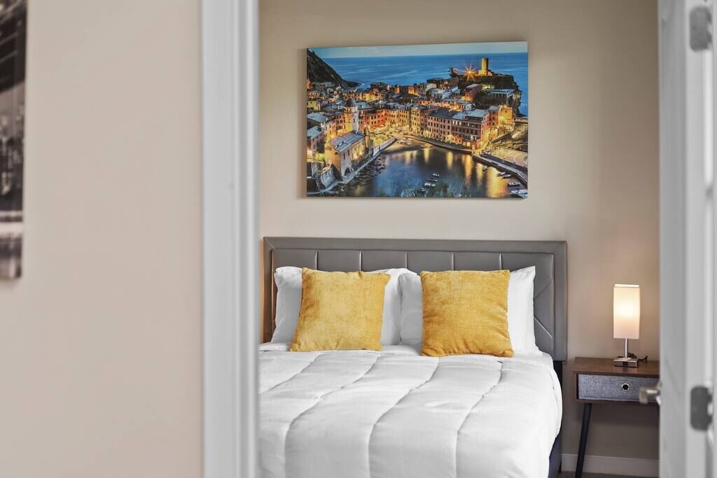 Home of Splendor huge balcony, Fairfax Free Parking