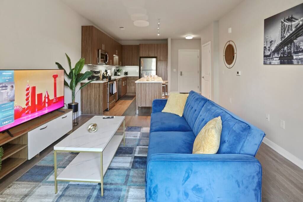 Home of Splendor huge balcony, Fairfax Free Parking