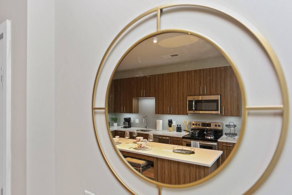 Home of Splendor huge balcony, Fairfax Free Parking