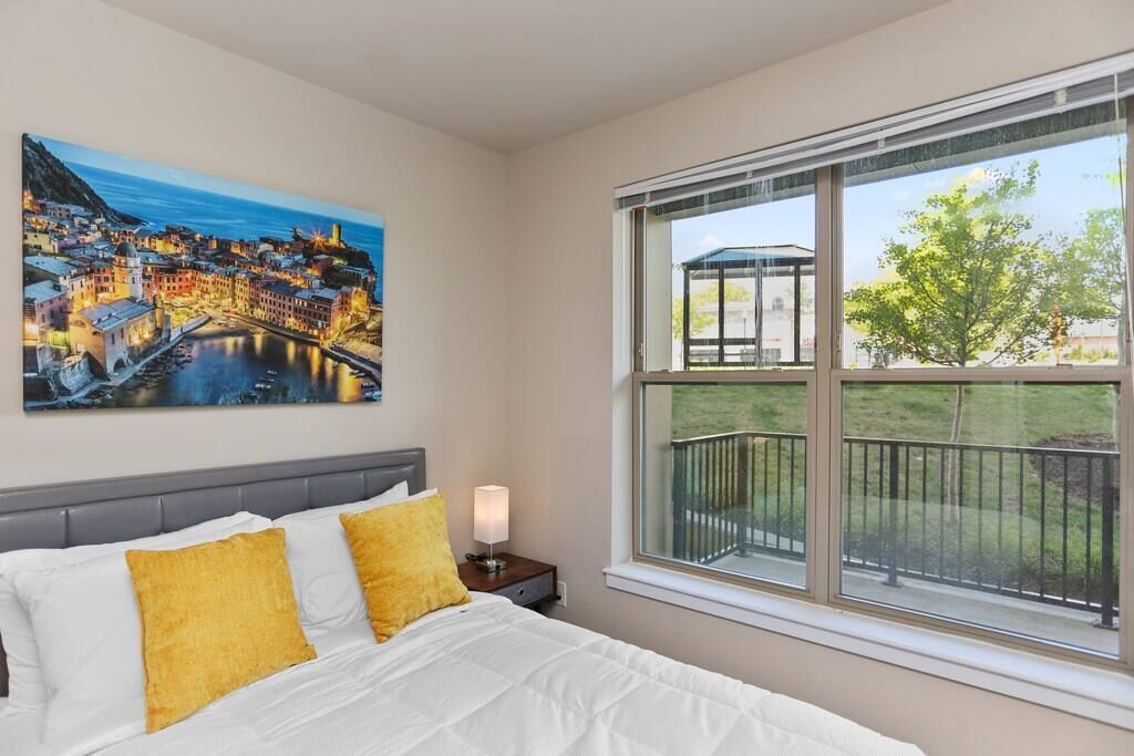 Home of Splendor huge balcony, Fairfax Free Parking