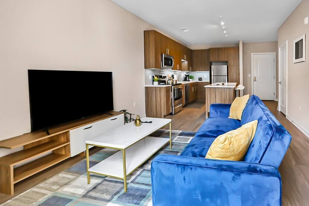 Live in the Heart of Fairfax - Free parking