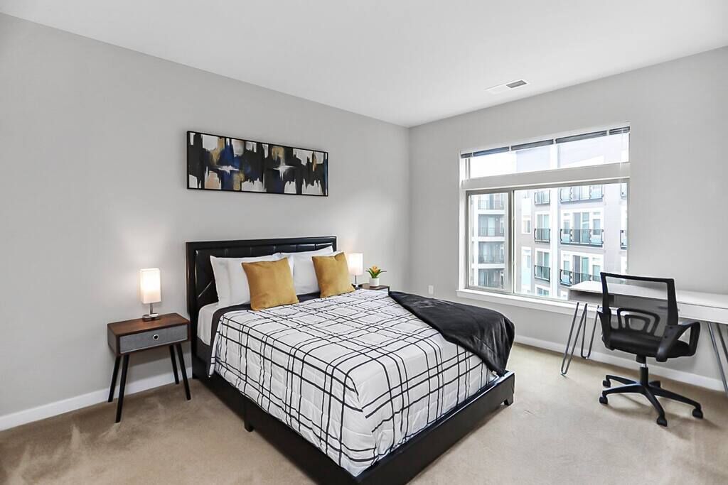 Live in the Heart of Fairfax - Free parking