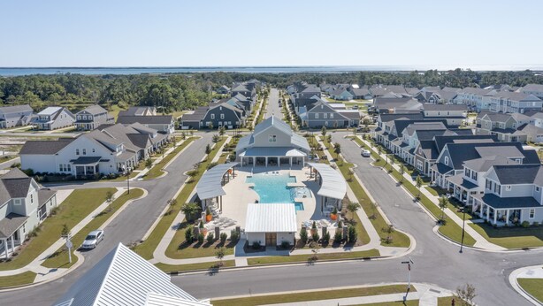 Un quartier résidentiel doté d’une piscine centrale, entourée de maisons.