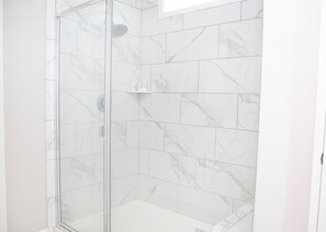Bañera con ducha, toallas