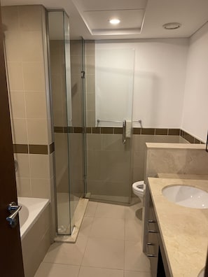 Bruser, boblebadekar, bidet, håndklæder