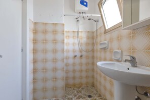 Apartamento | Banheiro | Chuveiro, chuveiro com efeito de chuva