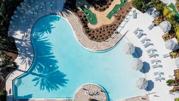 Piscine extérieure, cabanons gratuits, parasols de plage