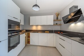 Een koelkast, een microgolfoven, een oven, een vaatwasser