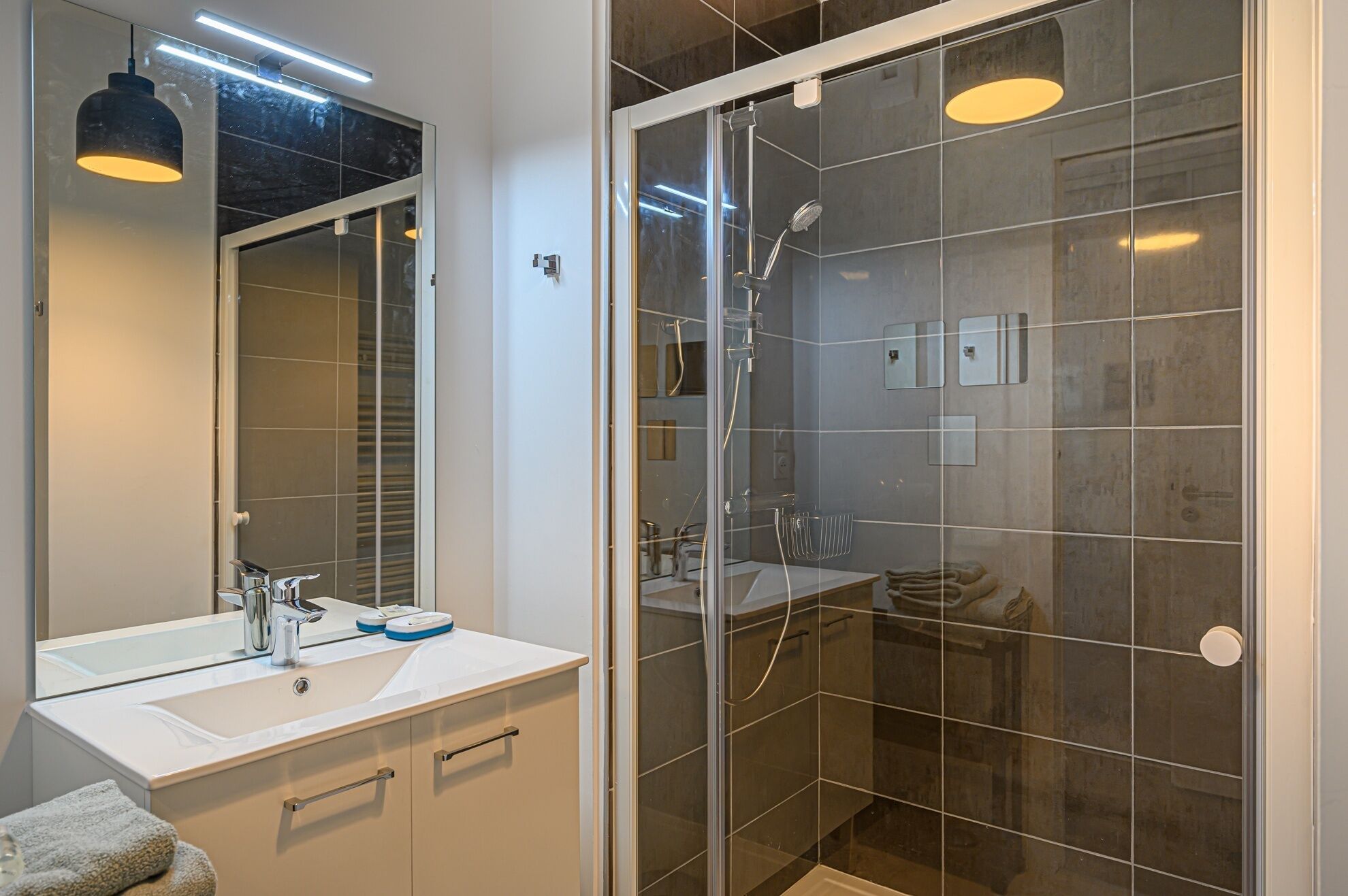 Articles de toilette gratuits, sèche-cheveux, serviettes fournies