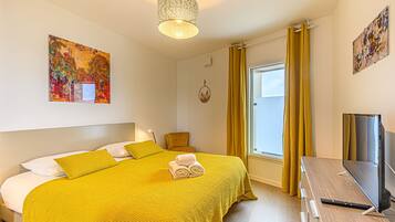 2 bedrooms, iron/ironing board, free WiFi, bed sheets