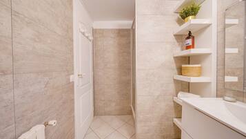 SĂšche-cheveux, serviettes fournies